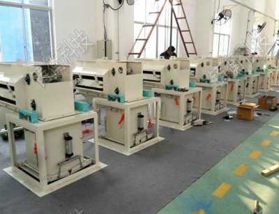 100g小型半自動(dòng)包裝機(jī)價(jià)格