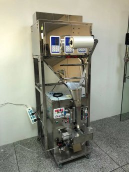<strong>500克小型茶葉包裝機(jī)自動制袋封口機(jī)</strong>